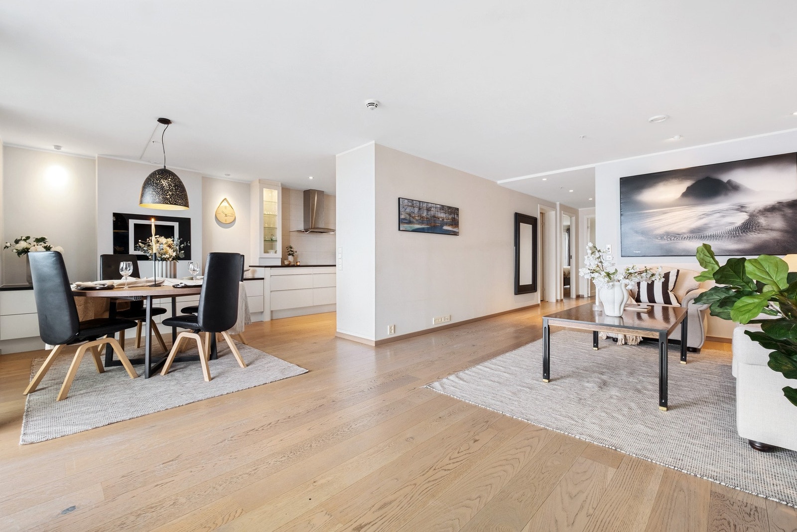 Det er en romslig og delvis åpen stue/kjøkken løsning med gode møbleringsmuligheter. Galleribilde