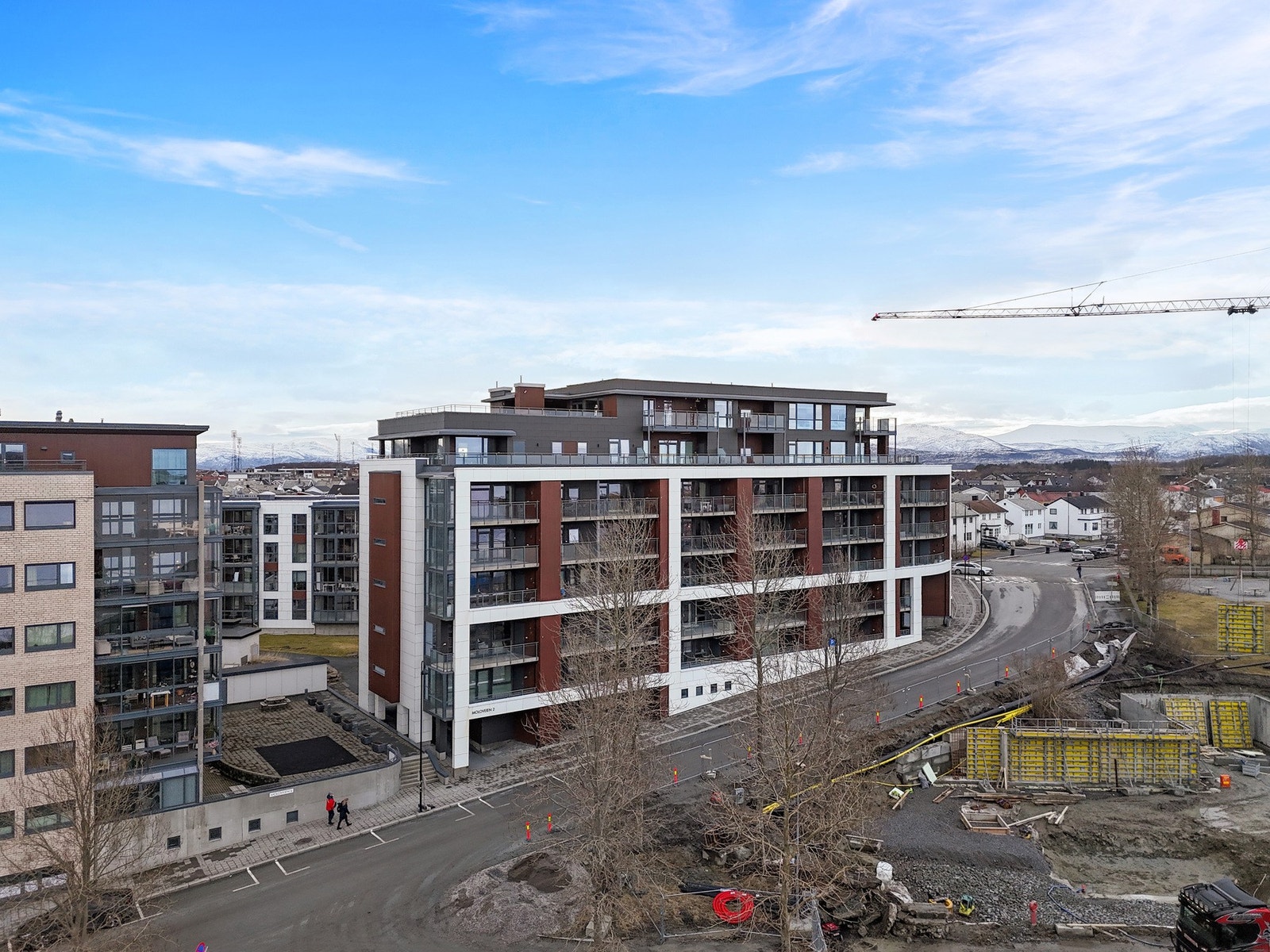 Parkering på fast plass i felles garasjeanlegg, der det er en tilhørende bod på ca. 4 m² med plass til oppbevaring. Galleribilde
