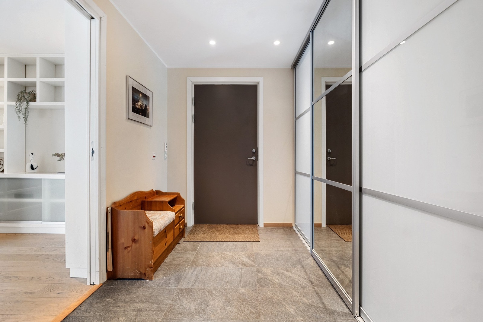 Romslig entré med flislagt gulv med elektriske varmekabler. Galleribilde