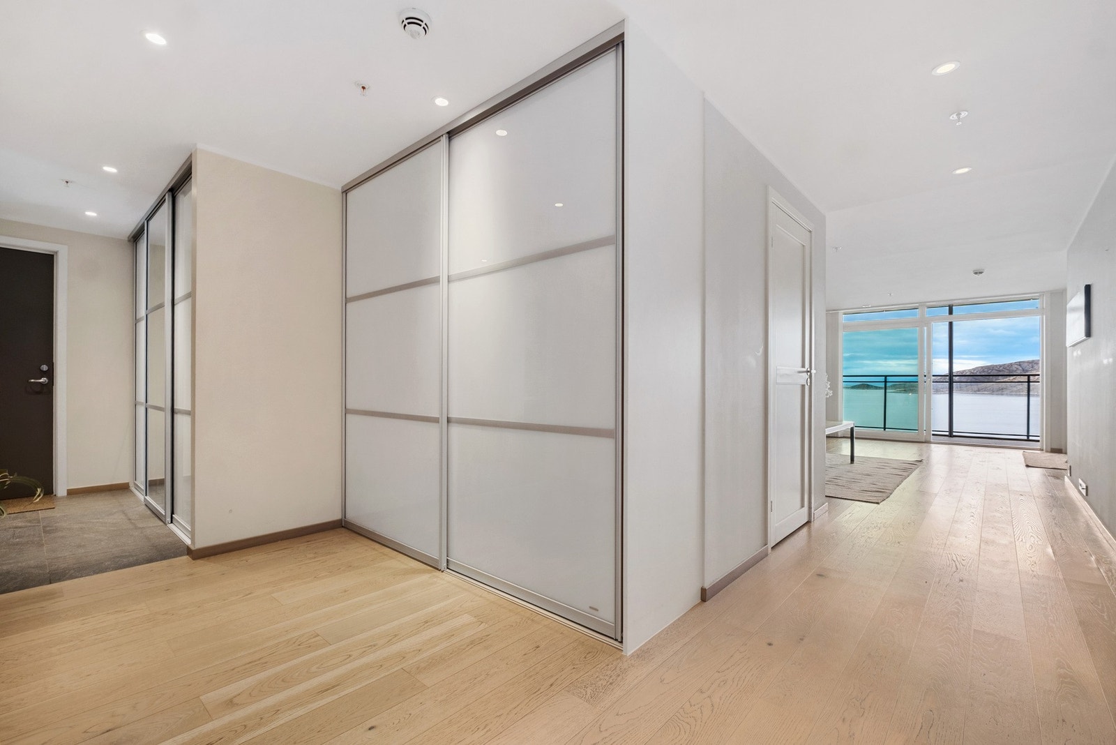 Det er etablert to praktiske skyvedørsgarderober i entré og gang, med god plass til oppbevaring av yttertøy og andre nødvendigheter. Galleribilde