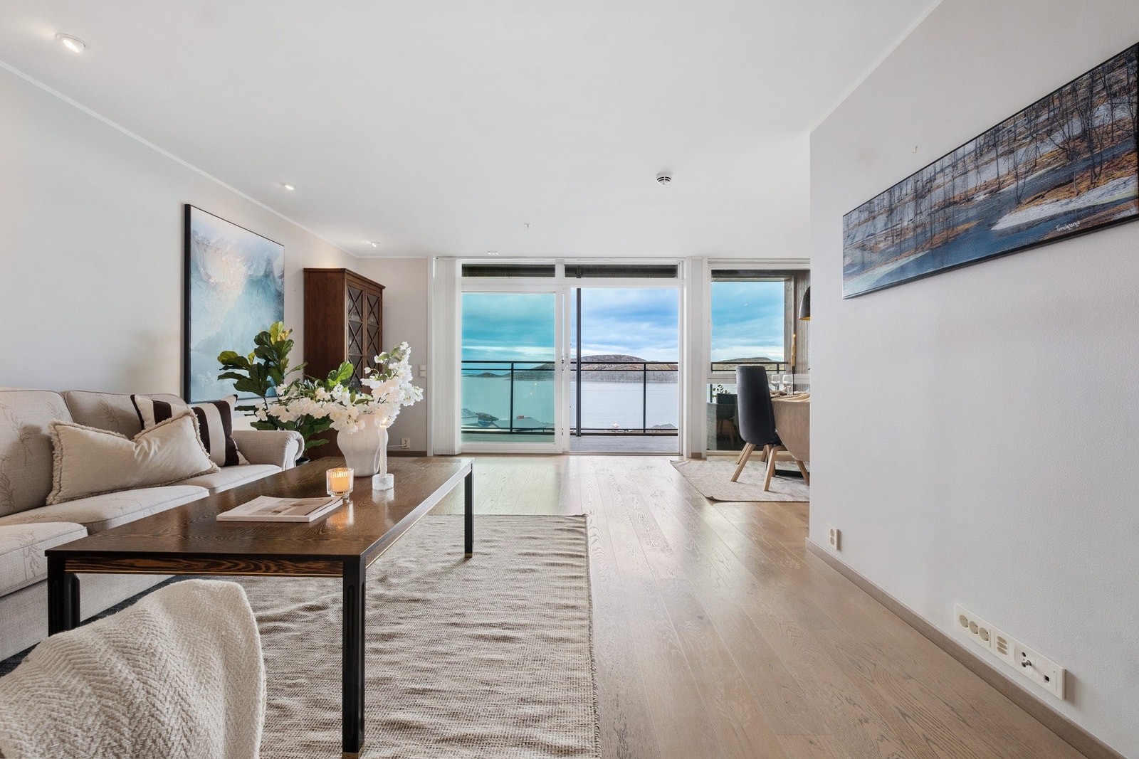 Stua har store vindusflater som slipper inn rikelig med naturlig lys og gir flotte utsiktsforhold. Galleribilde