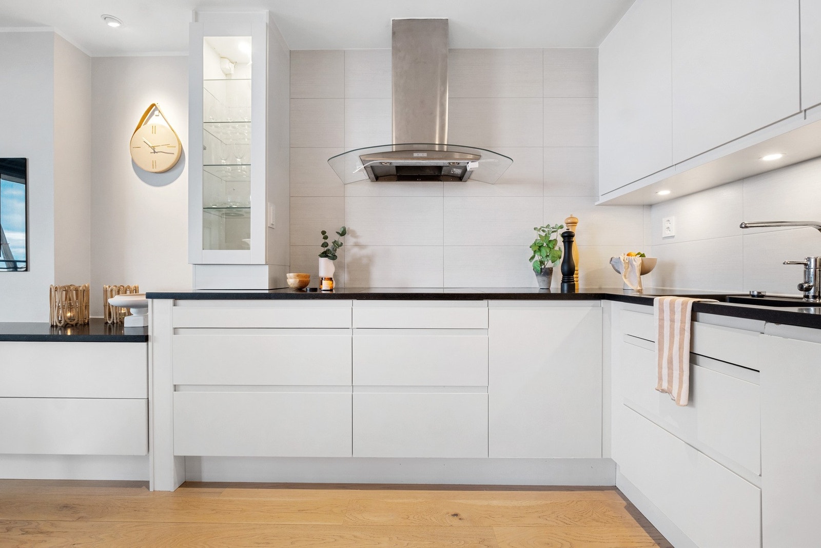 Det er integrert kjøl/fryseskap, oppvaskmaskin, pletetopp, micro og stekeovn. Galleribilde