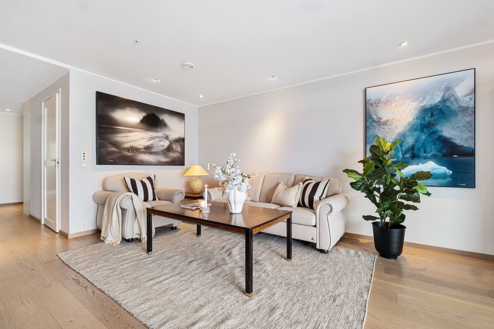 Boligen har moderne løsninger som vannbåren gulvvarme og balansert ventilasjon. Galleribilde