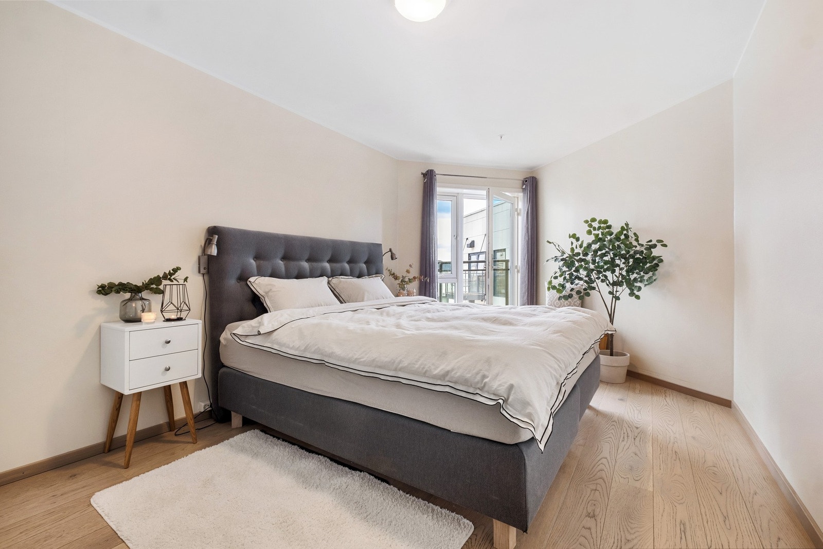 Hovedsoverommet er av god størrelse med praktisk skyvedørsgarderobe og utgang til balkong. Galleribilde