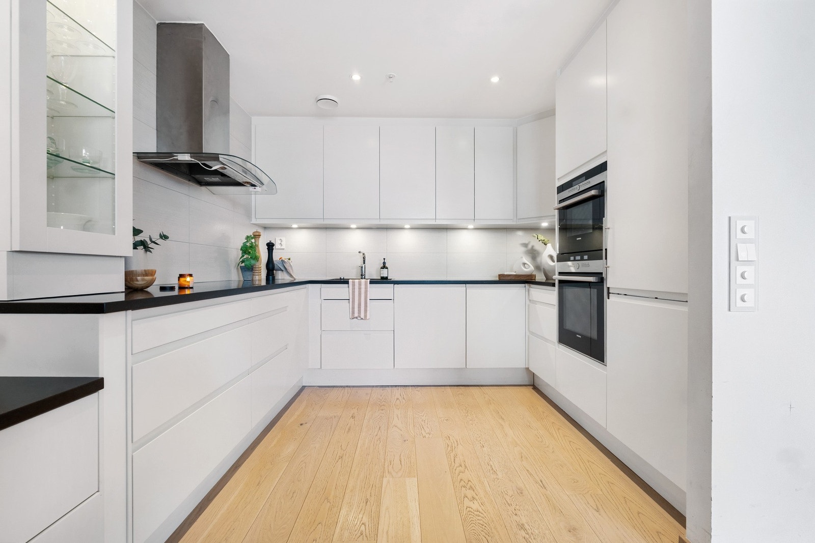 Kjøkkenet er lyst og moderne, og er utbygget med god skap- og benkeplass. Galleribilde