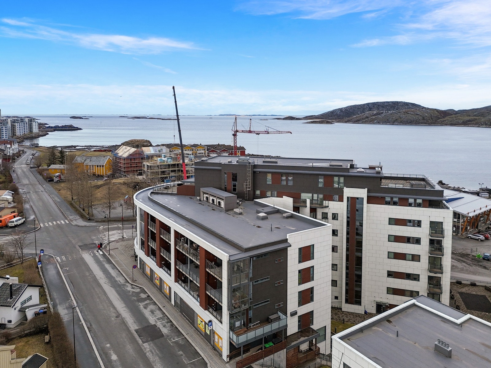 Boligen ligger sentralt til med gangavstand til byens fasiliteter og havneområdet. Galleribilde