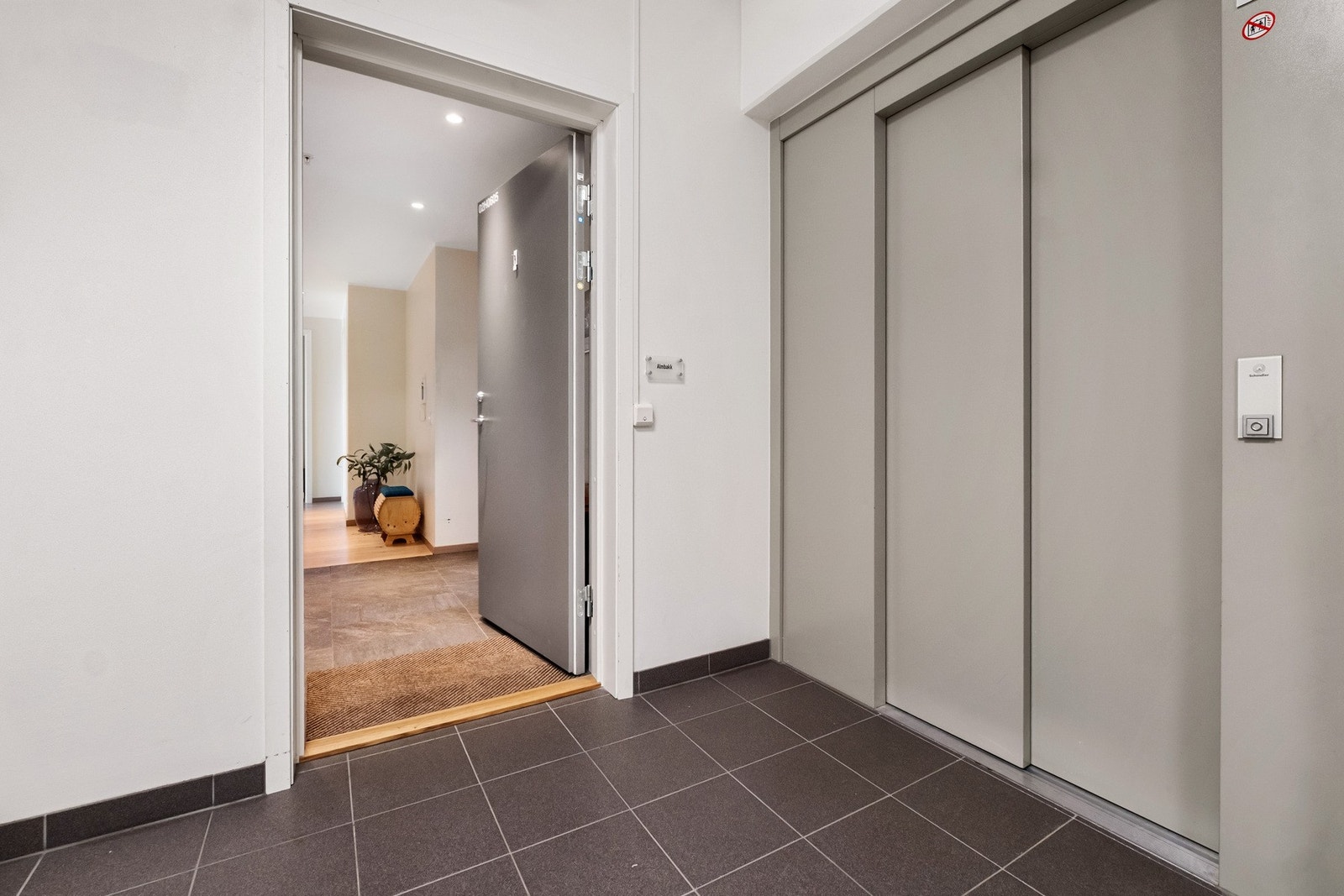 Det er heis i bygget med enkel adkomst fra garasjekjeller. Galleribilde