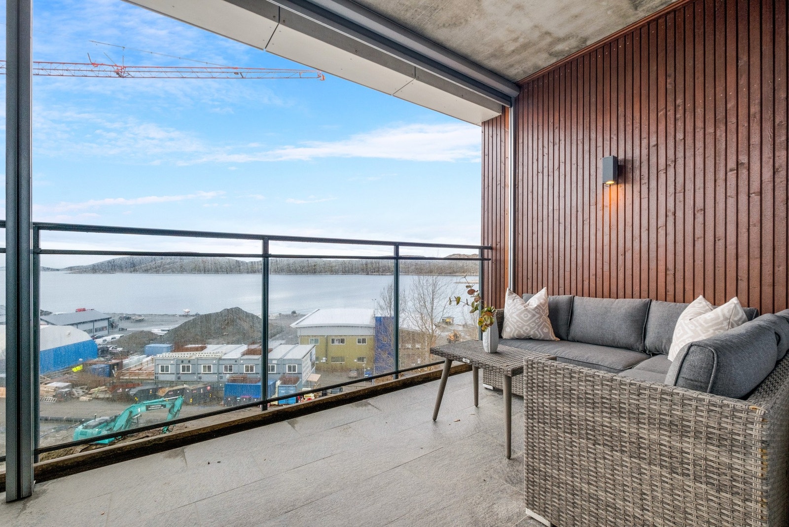 Utsikten er i dag svært god, og selv om deler av denne vil kunne påvirkes av fremtidig utbygging i Molobyen, vil leiligheten fortsatt ha en attraktiv utsikt også etter ferdigstillelse. Galleribilde