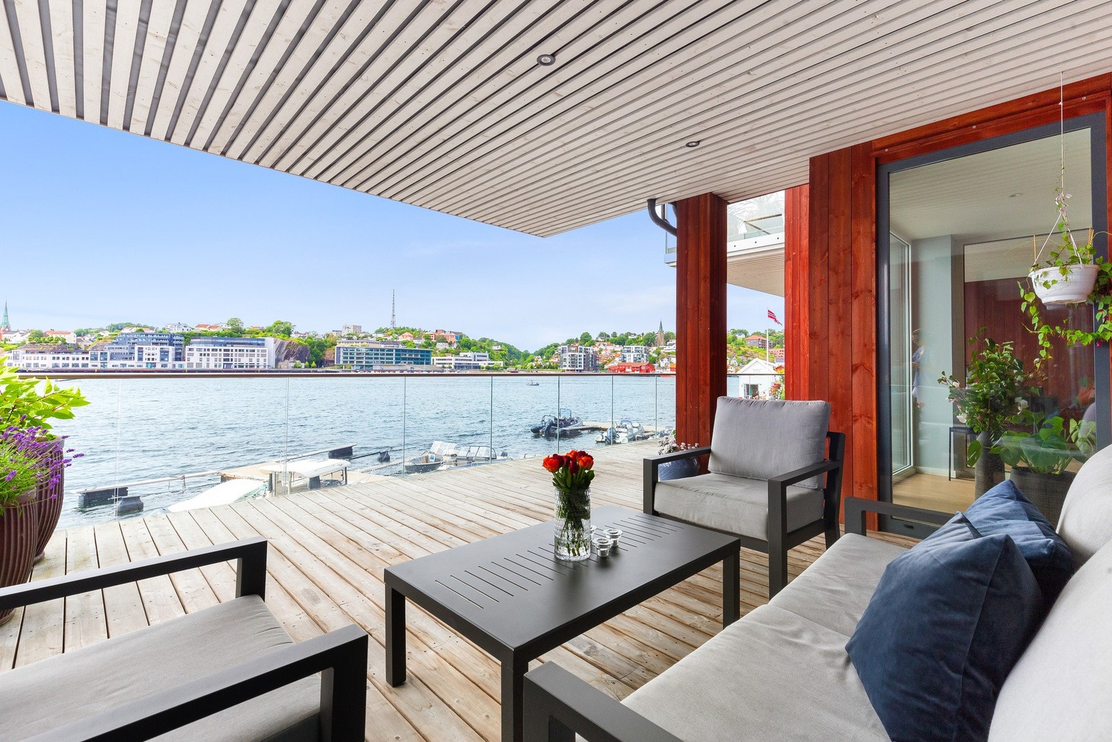 Uteområdet er særdeles lettstelt og her er lagt tilrette for sosiale sammenkomster. Galleribilde