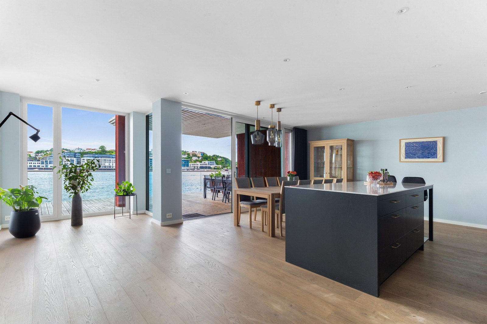 Det er formidabel sjøutsikt fra alle oppholdsrom. Vinduene gir panoramautsikten fullt innslipp i stuen, her er det ikke behov for kunst på veggene hvor den vidunderlige utsikten er i fullt fokus. Galleribilde