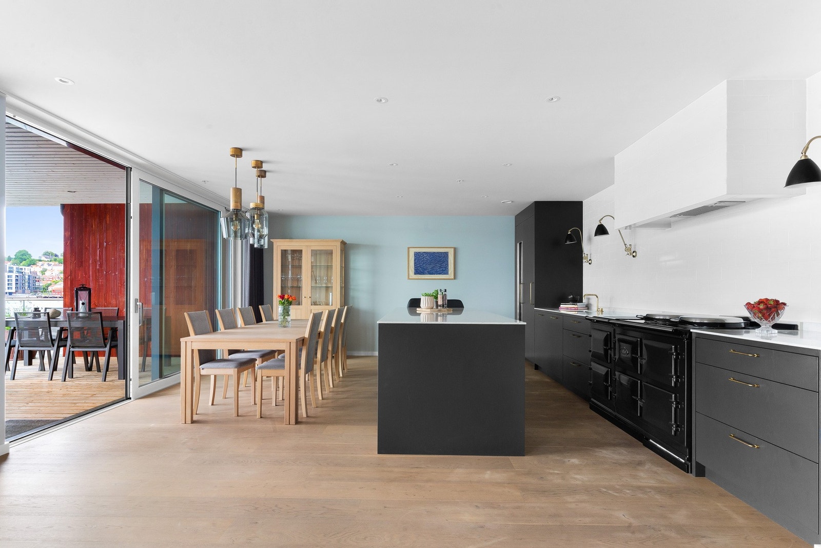 Et lekkert kjøkken og spisestue med god plass til langbord omkranset at den nydeligste sjøutsikt. Galleribilde