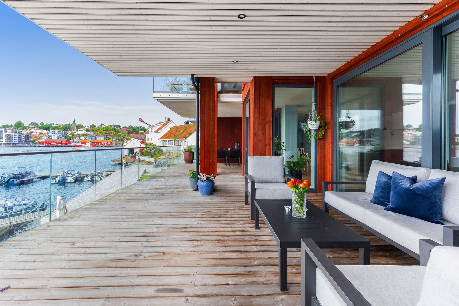 Verandaen har mange møbleringsmuligheter. Legg merke til himlingen kledd med lysmalte spiler og downlights sørger for flott belysning. Galleribilde