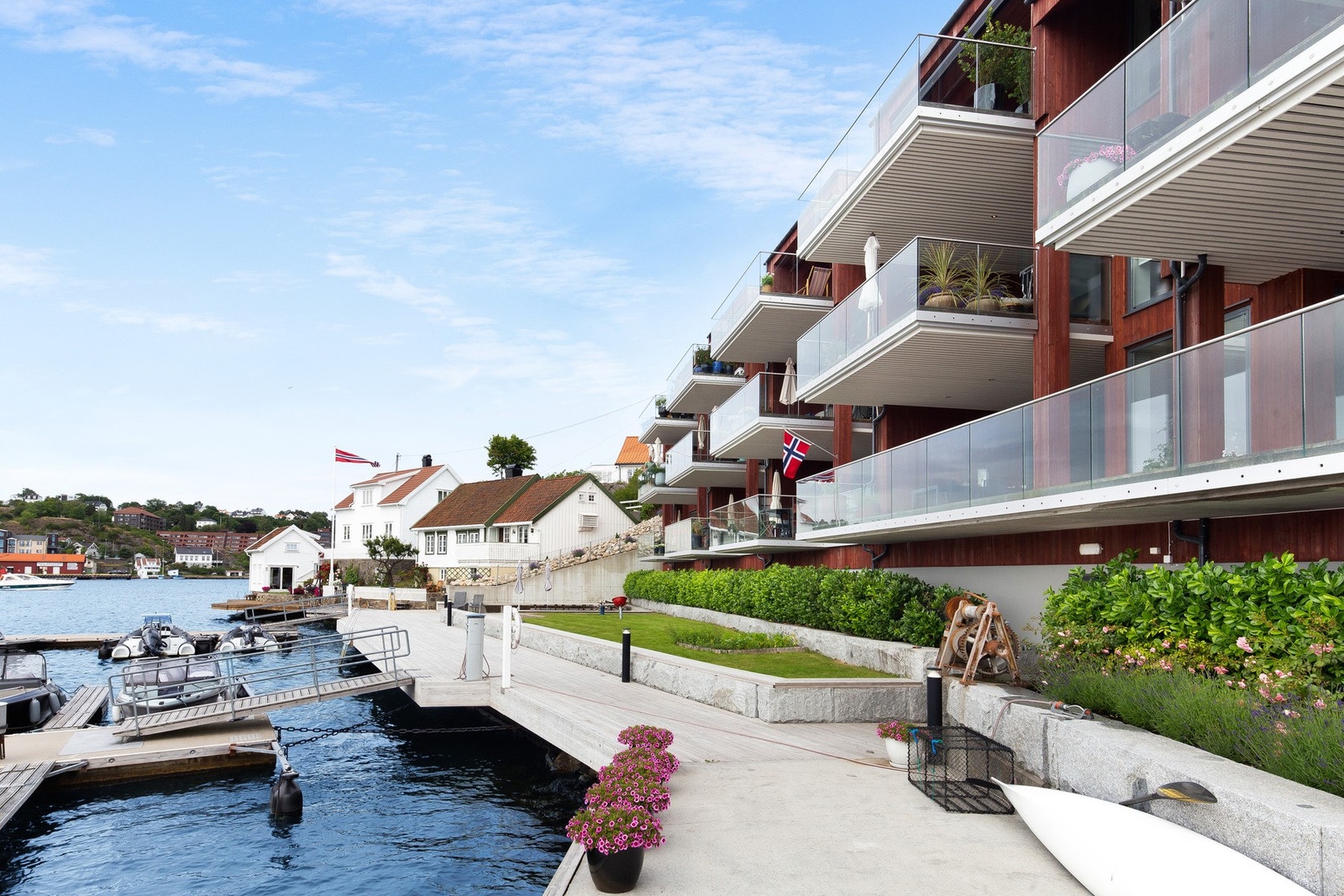 Pent opparbeidet bryggeanlegg med badestiger og hyggelige sittegrupper til sameiets beboere. Galleribilde