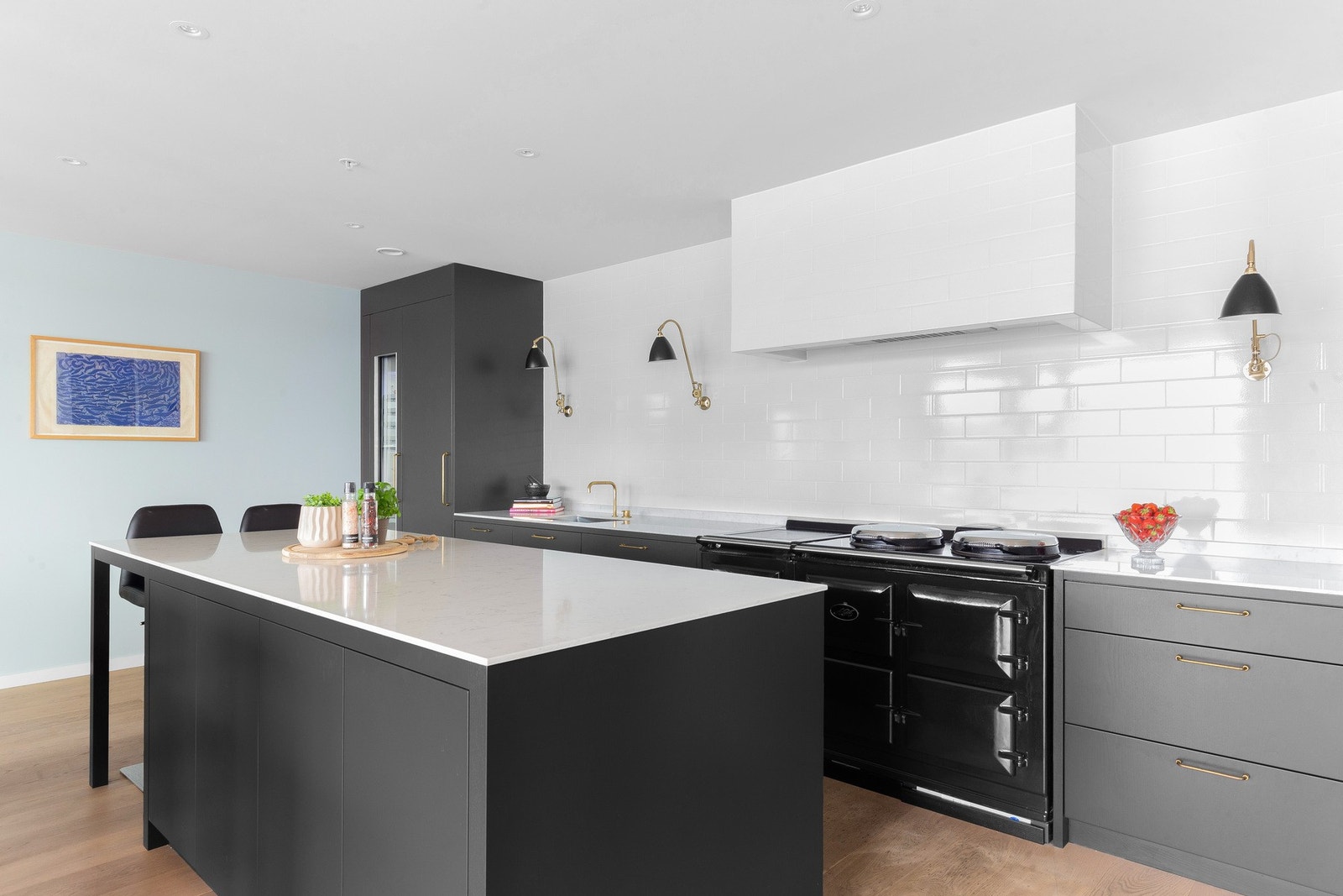 Kjøkken er levert av kvalitetsleverandøren Kvãnum med integrerte hvitevarer i sin helhet fra Gaggenau. Den luksuriøse benkeplaten er i vakker Silestone. Galleribilde