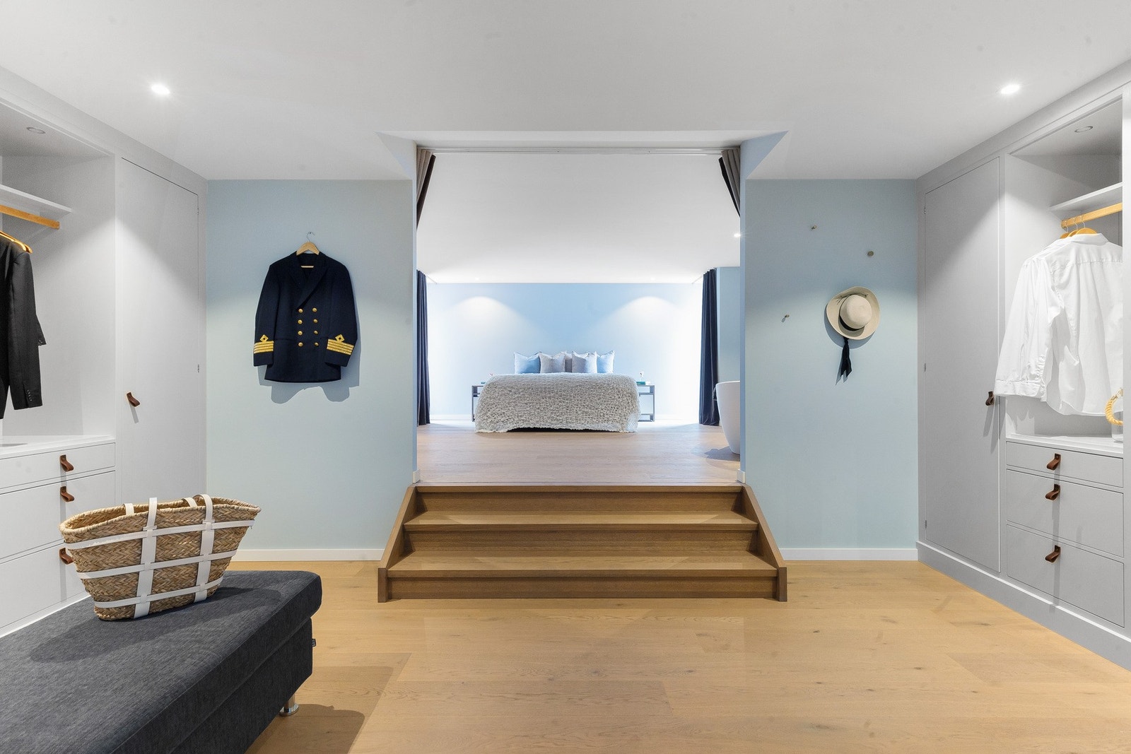 Master suiten ligger tilbaketrukket bak et vakkert garderoberom. Galleribilde