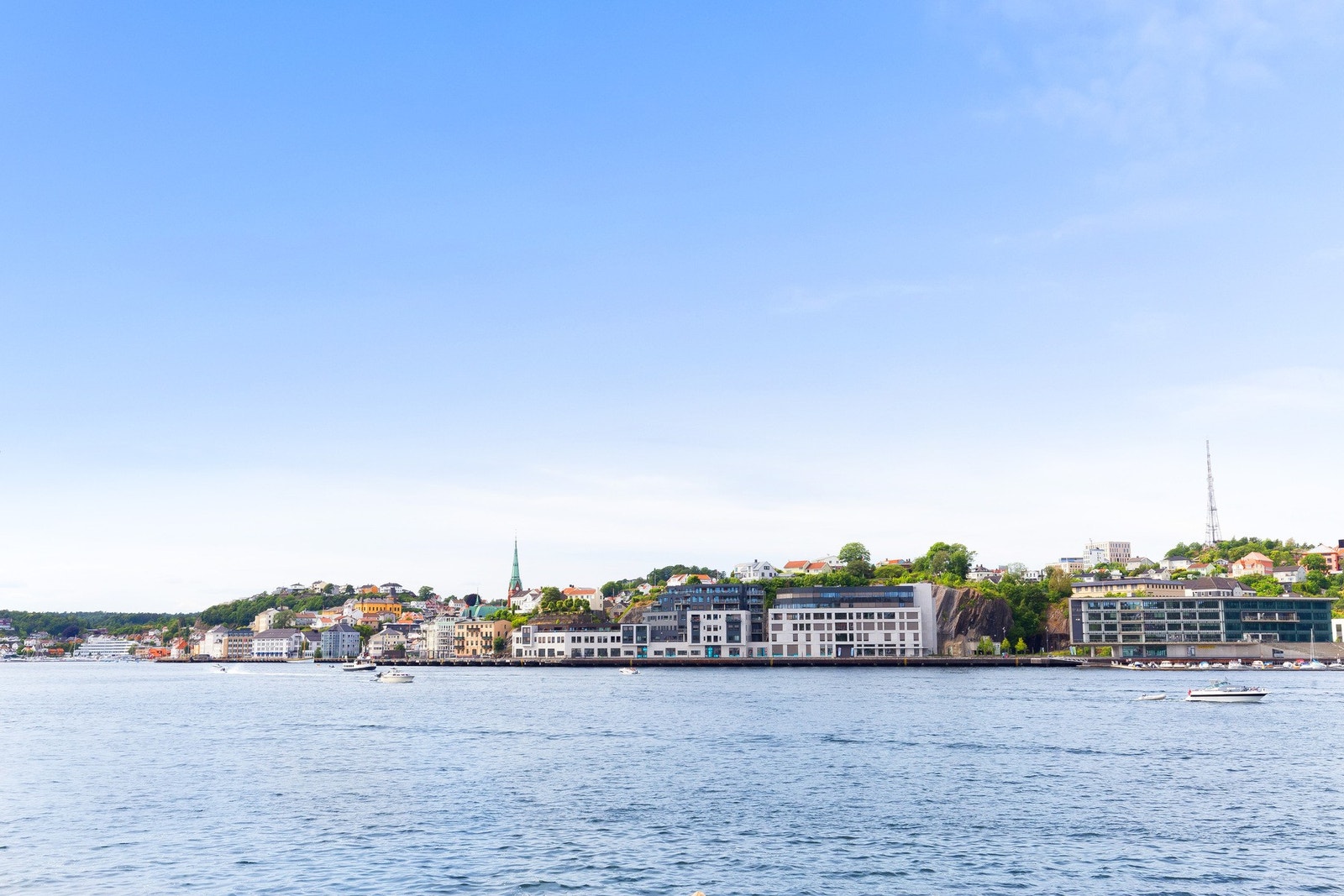 Den praktfulle utsikten er om mulig like vakker på kveldstid hvor du kan se byens belysning, og omkringliggende bebyggelse speile seg i sjøen. Galleribilde