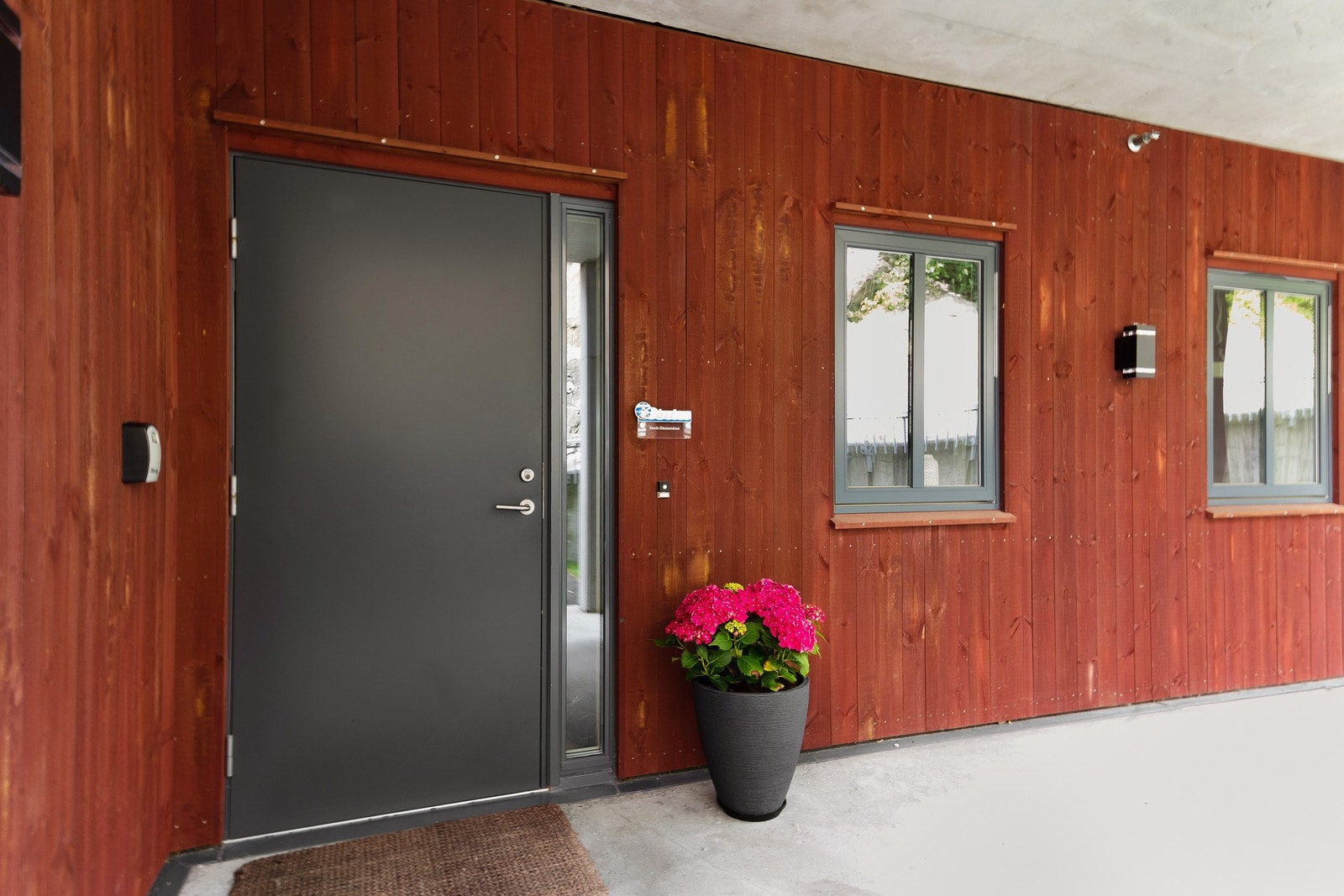 Hyggelig inngangsparti til leiligheten med anledning til å ha beplantning eller en mindre sittegruppe ved inngangsdøren. Galleribilde