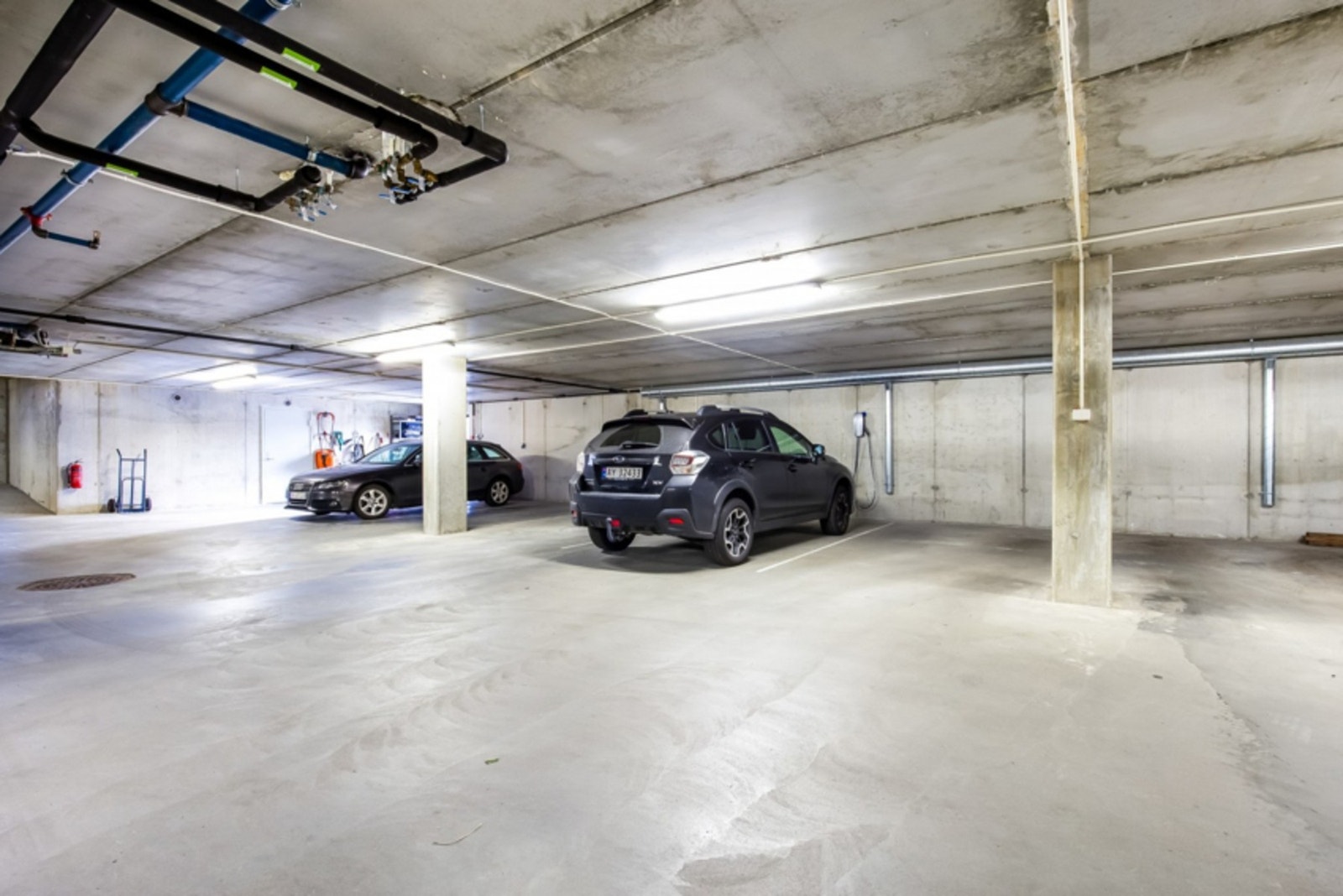 Garasjeanlegg med gjesteplasser og sportsboder. Galleribilde