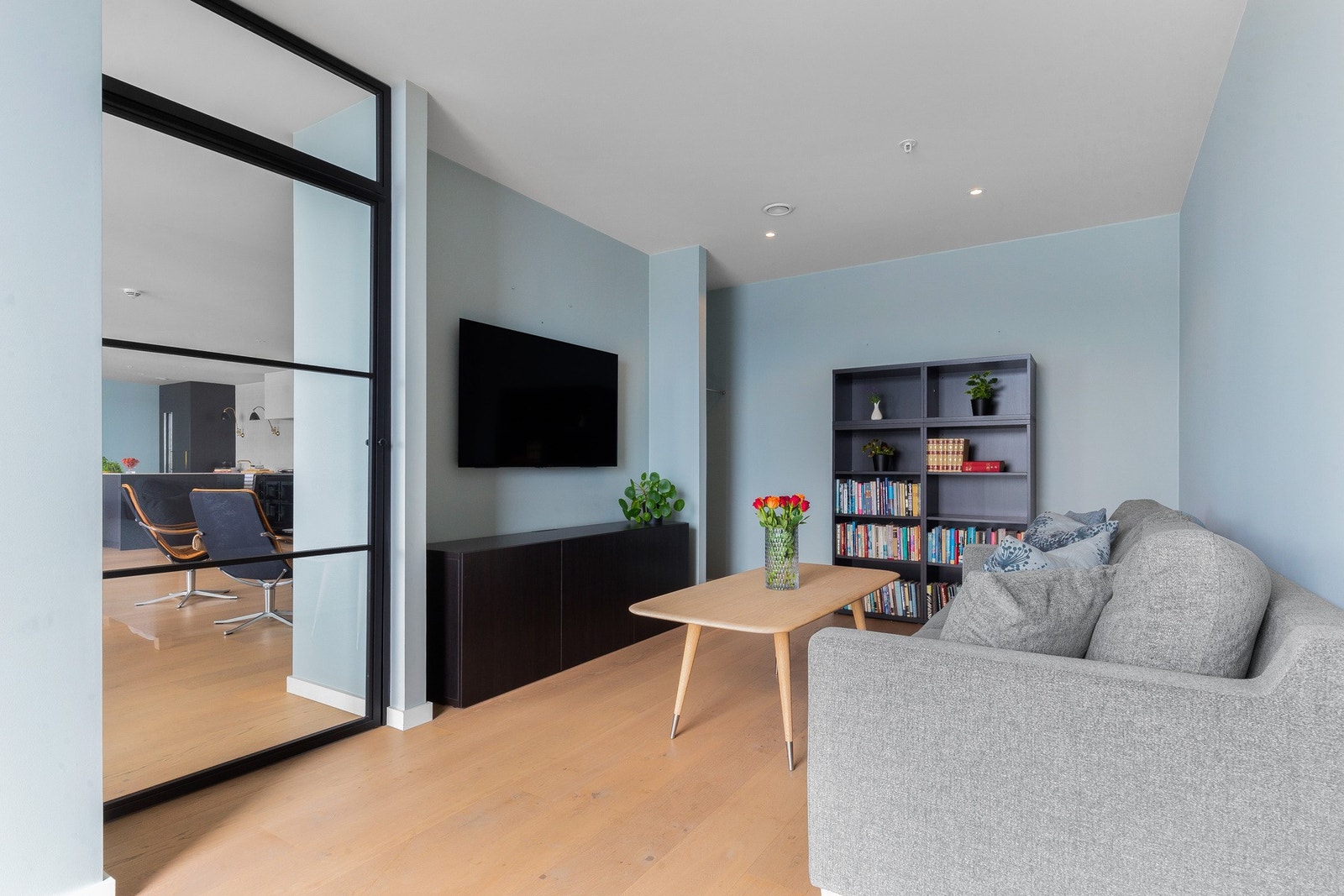 Tv-stuen har plass til TV på vegg og nødvendig tilbehør er skjult i vegg. Galleribilde