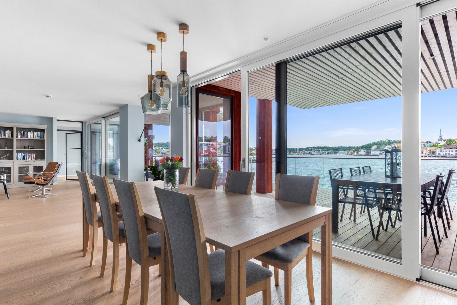 Kjøkkenet gir lyst og inspirasjon til å forberede de gode måltidene med familie og venner. Her kan det dekkes et langbord til den store familie og vennegjeng. Galleribilde