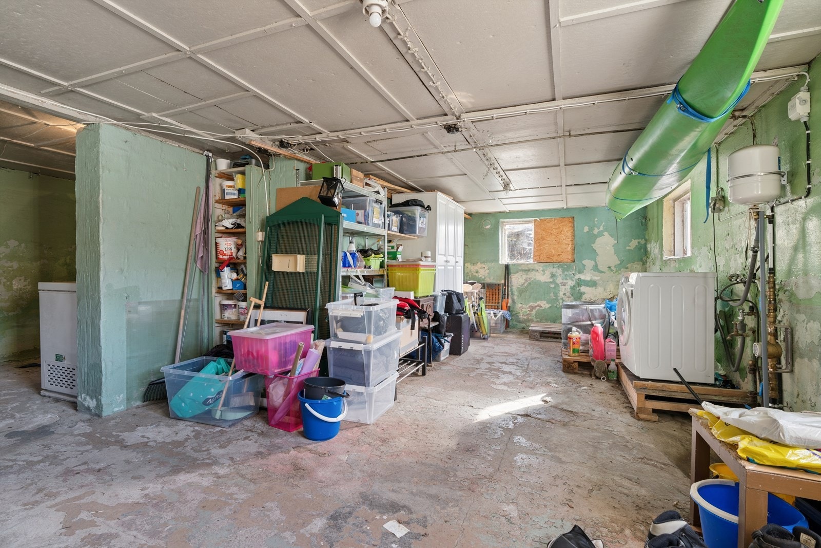 Stor lagringsplass i kjeller Galleribilde