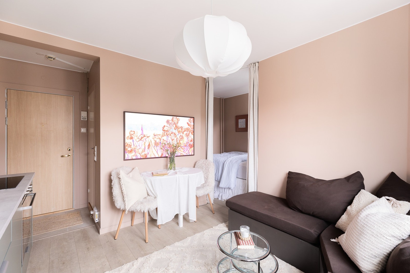 Stuen har flere naturlige møbleringssoner med plass til en fin sofagruppe, mediemøblement og spisebord. Galleribilde