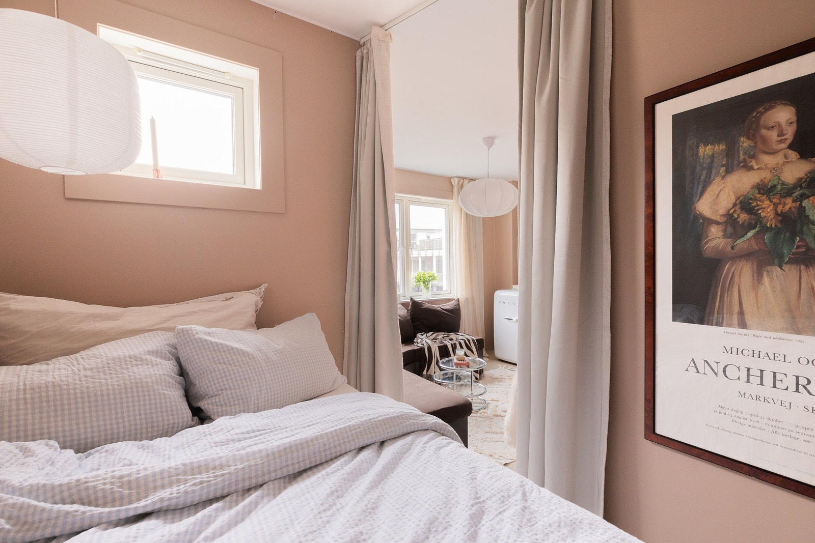 Leiligheten har en koselig alkove med plass til dobbeltseng. Galleribilde