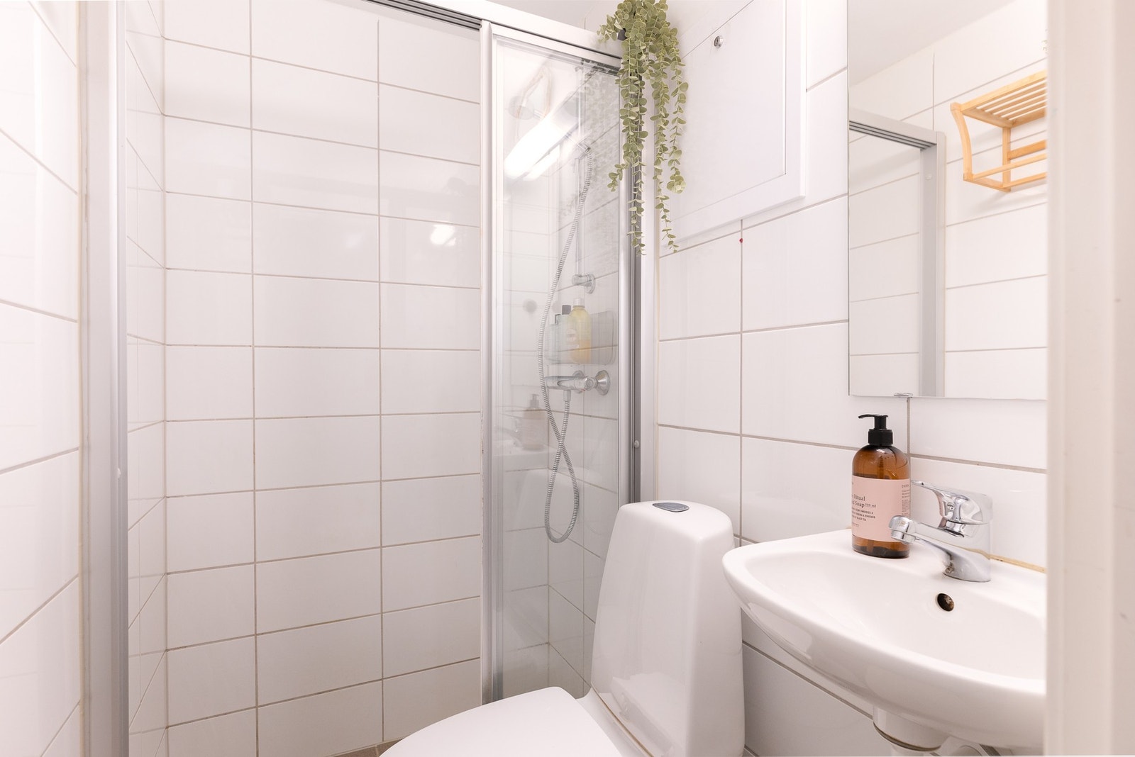 Tidløst flislagt bad pusset opp i 2016, i regi av borettslaget. Galleribilde