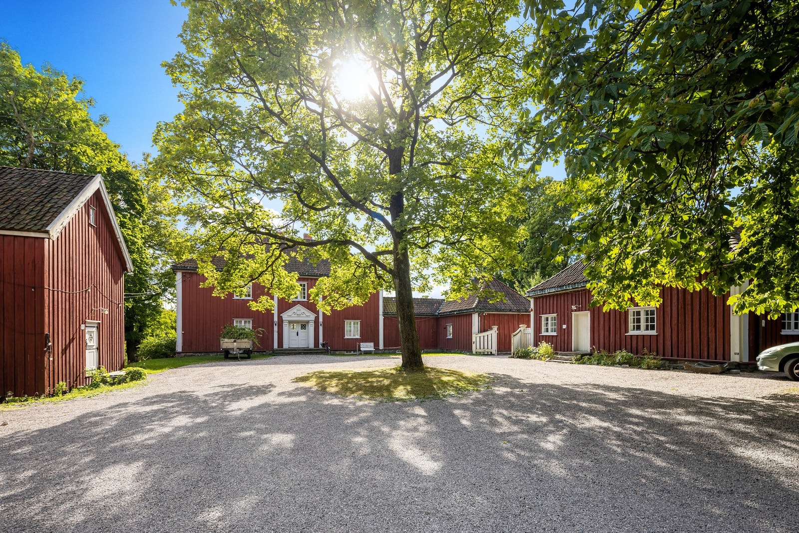 Nyt en kopp kaffe hos Vøienvolden gård i idylliske omgivelser. Galleribilde