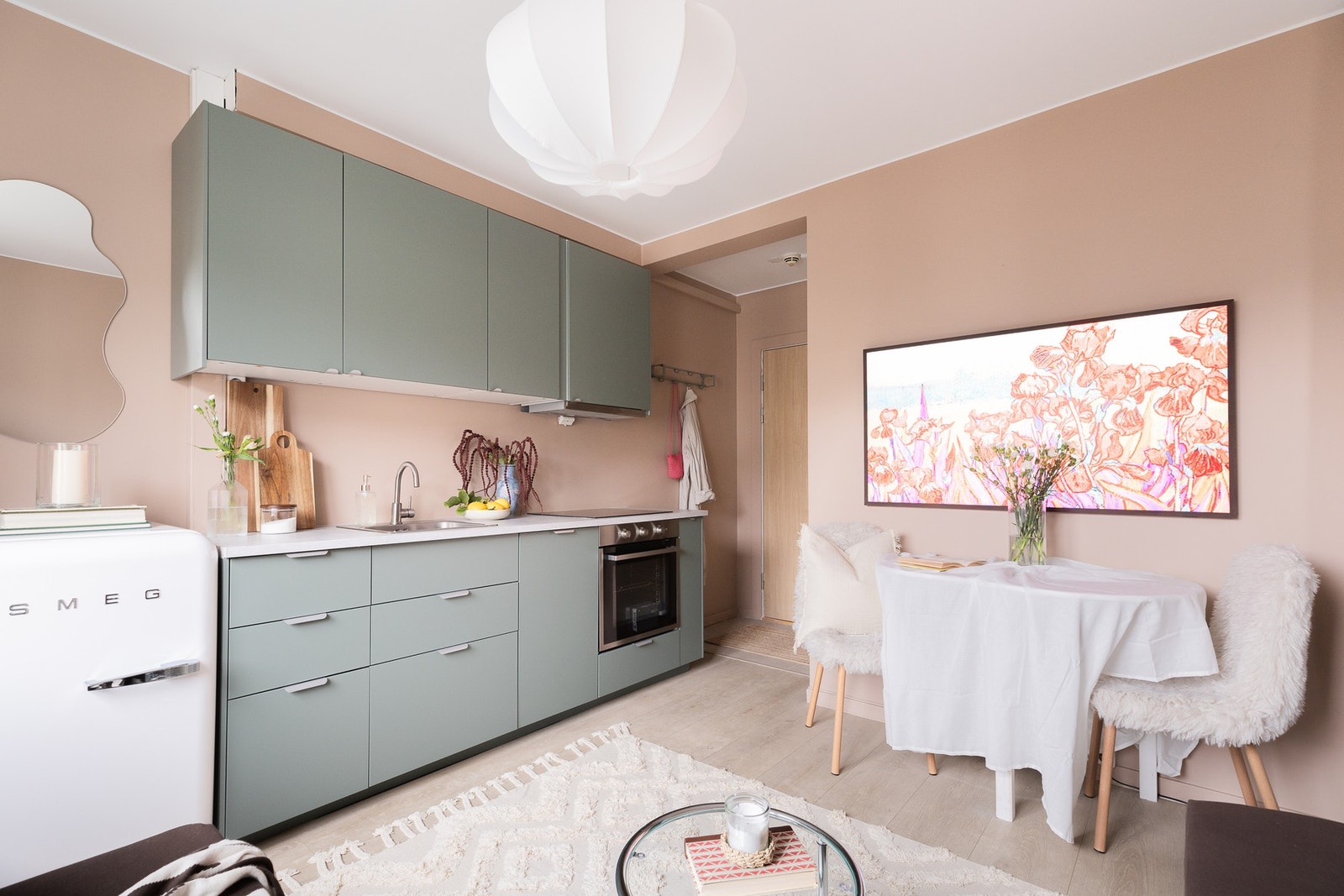 Kjøkkenet har integrerte hvitevarer som oppvaskmaskin, komfyr og platetopp. Galleribilde