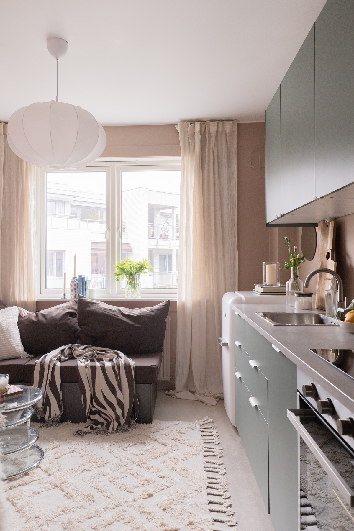 Store vindusflater i stuen sørger for rikelig med naturlig dagslys. Galleribilde