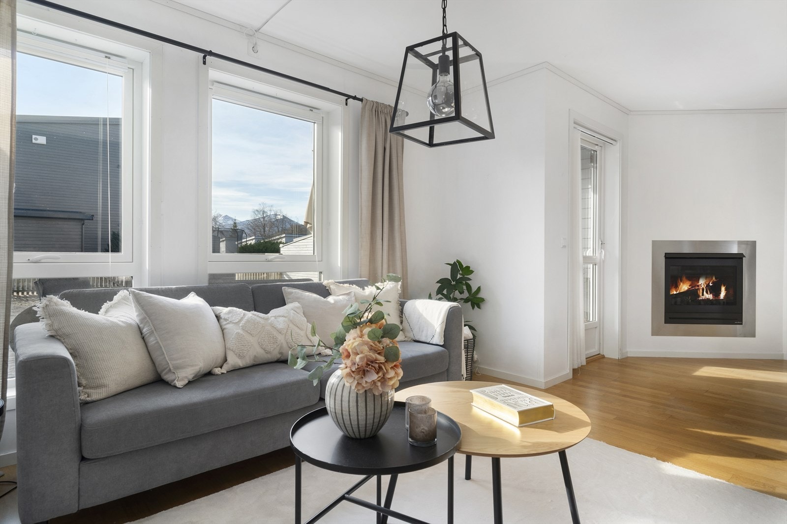 Her er det vindusflater mot sør, som sikrer rikelig med naturlig lys i rommene. Herfra er det også utgang til terrasse og hage. Galleribilde