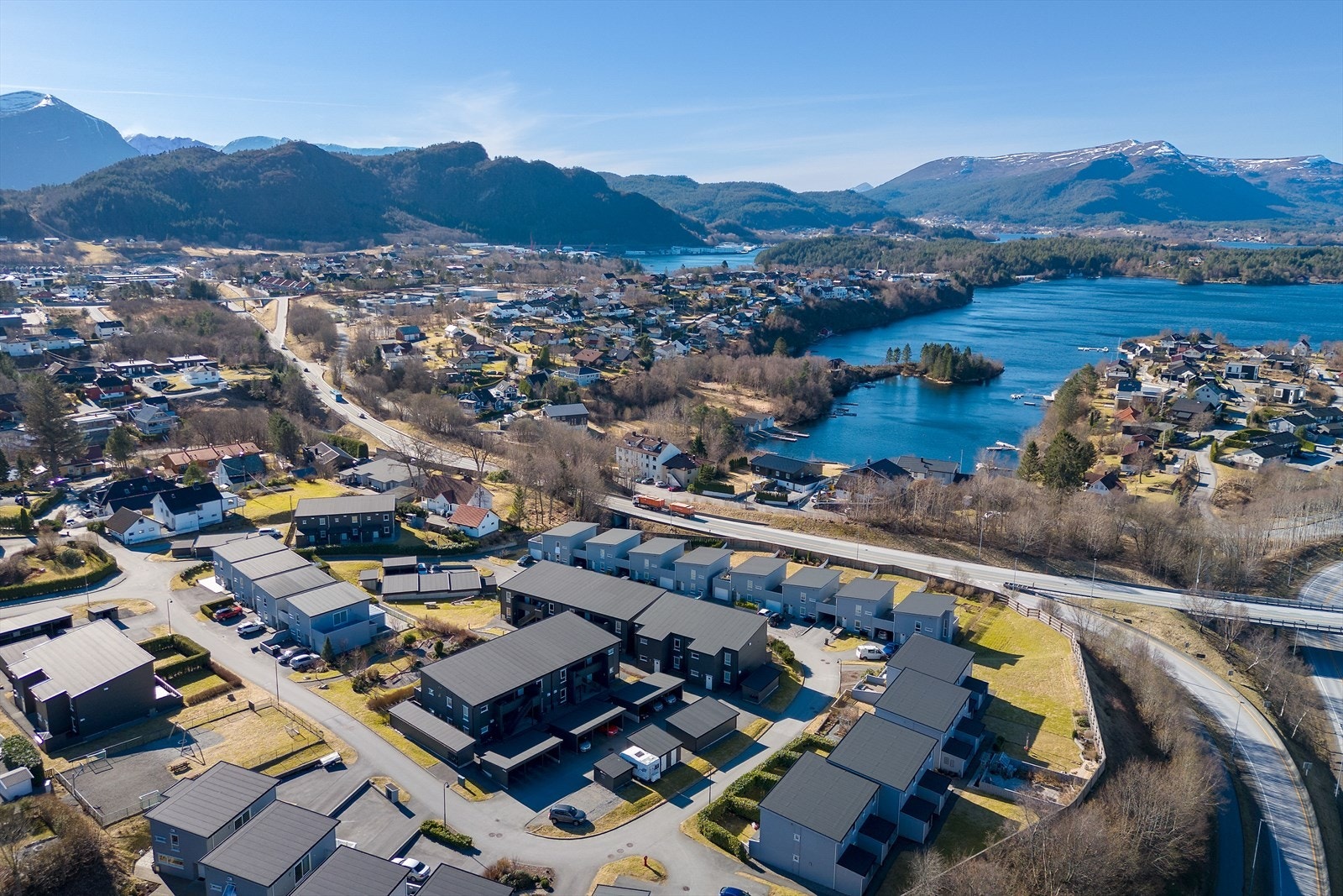 Boligen ligger svært sentralt med kort vei både til dagligvarebutikk, barnehage og barneskole. Galleribilde