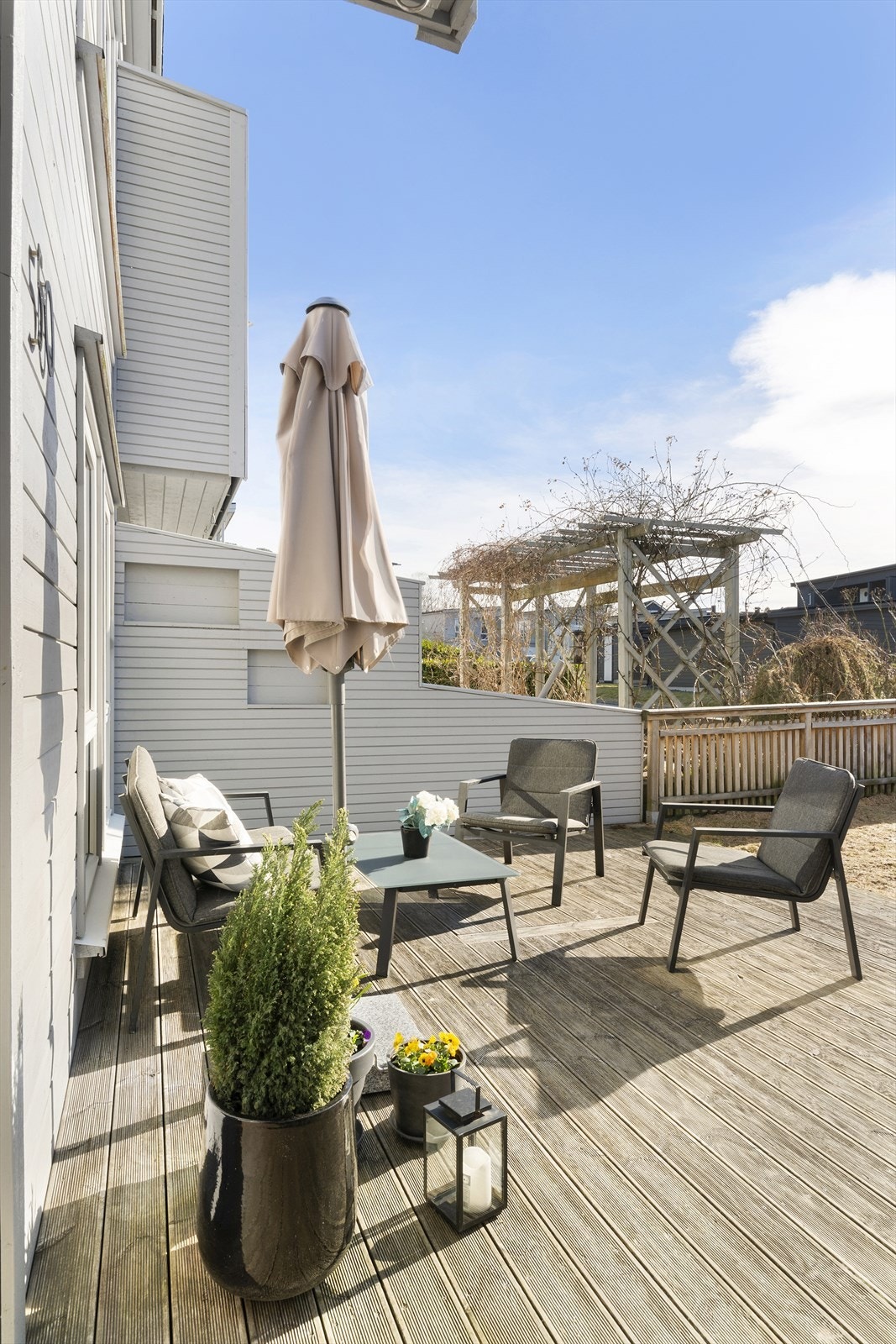 Her får den heldige terrasse og hage på begge sider av huset, og du kan flytte deg etter solen. Galleribilde