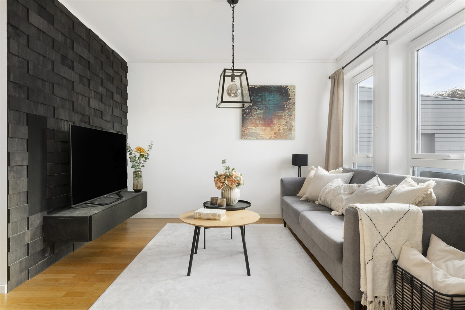 Stuen er lett å innrede akkurat slik du vil ha det med ønsket sofa, sofabord og annet passende møblement. Galleribilde