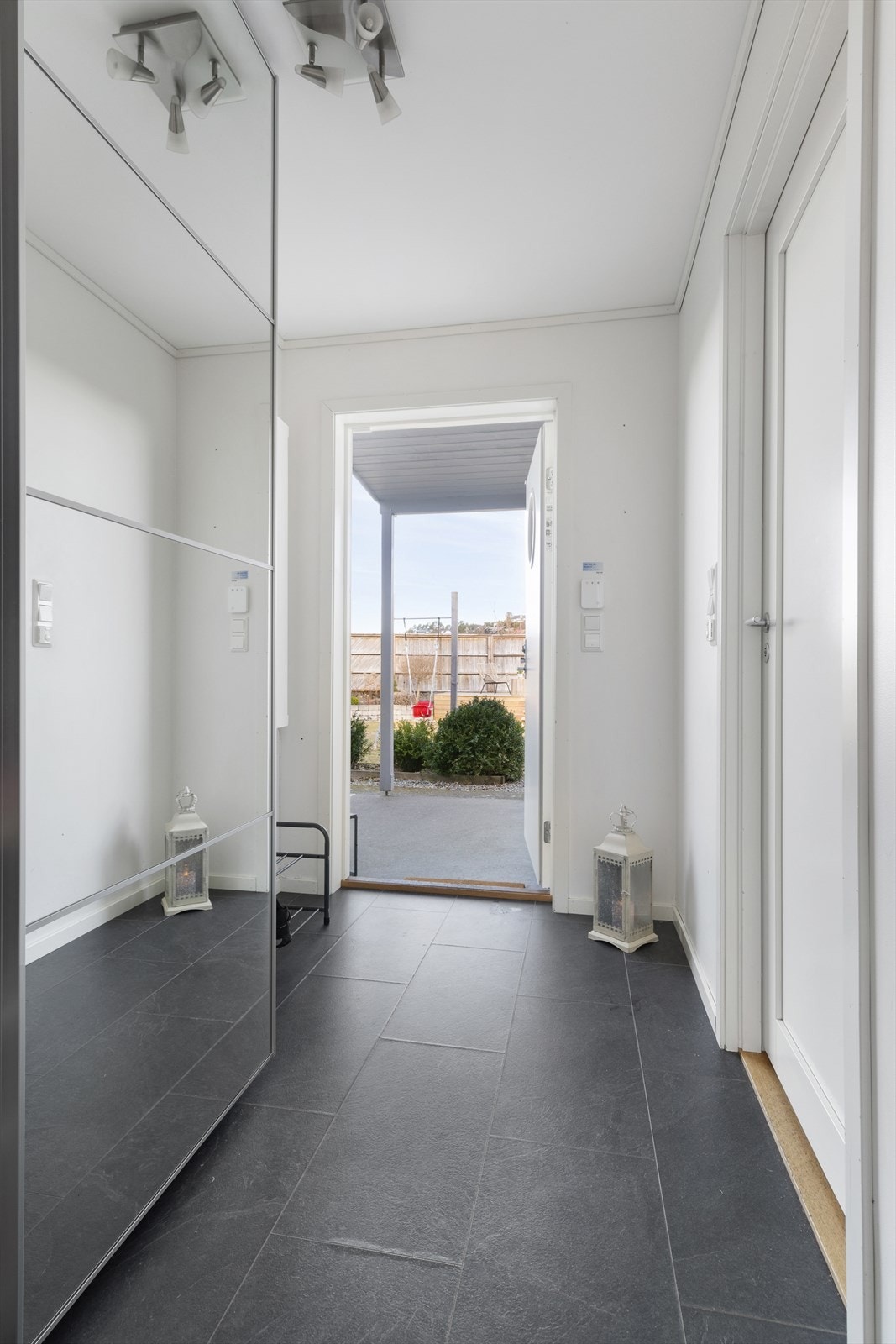 Velkommen inn! Førsteinntrykket er lyst, luftig og moderne - noe som går igjen i hele boligen. Galleribilde