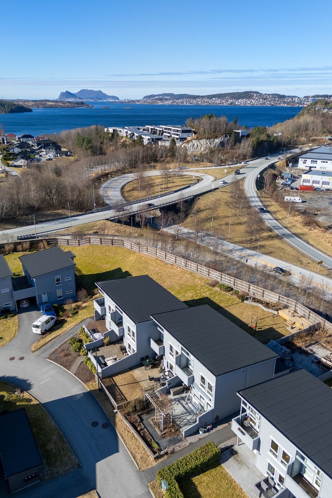 Med bil er det cirka 6 minutters kjøretid til Amfi Moa, som er Norges tredje største kjøpesenter. Galleribilde