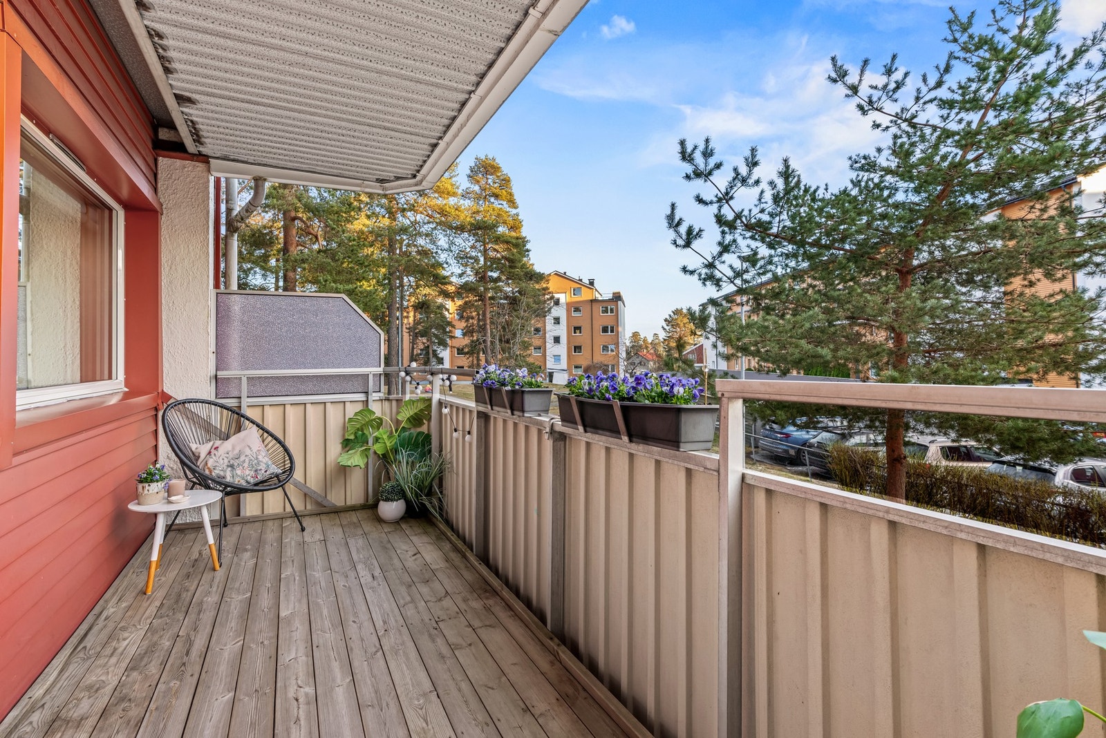 Fra stuen er det utgang til en overbygd, sydvestvendt balkong på ca. 10 kvm. En naturlig forlengelse av stuen. Galleribilde