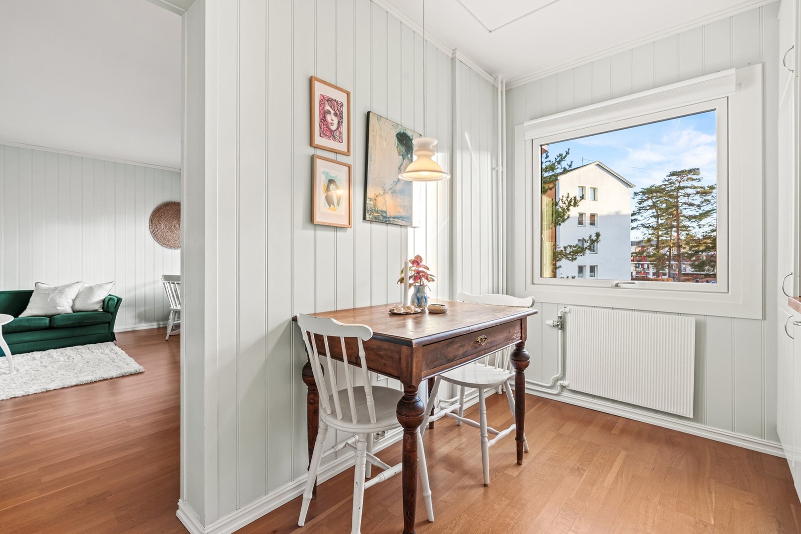 Kjøkkenet har plass til kjøkkenbord og får godt med naturlig lysinnslipp fra stor vindusflate. Galleribilde