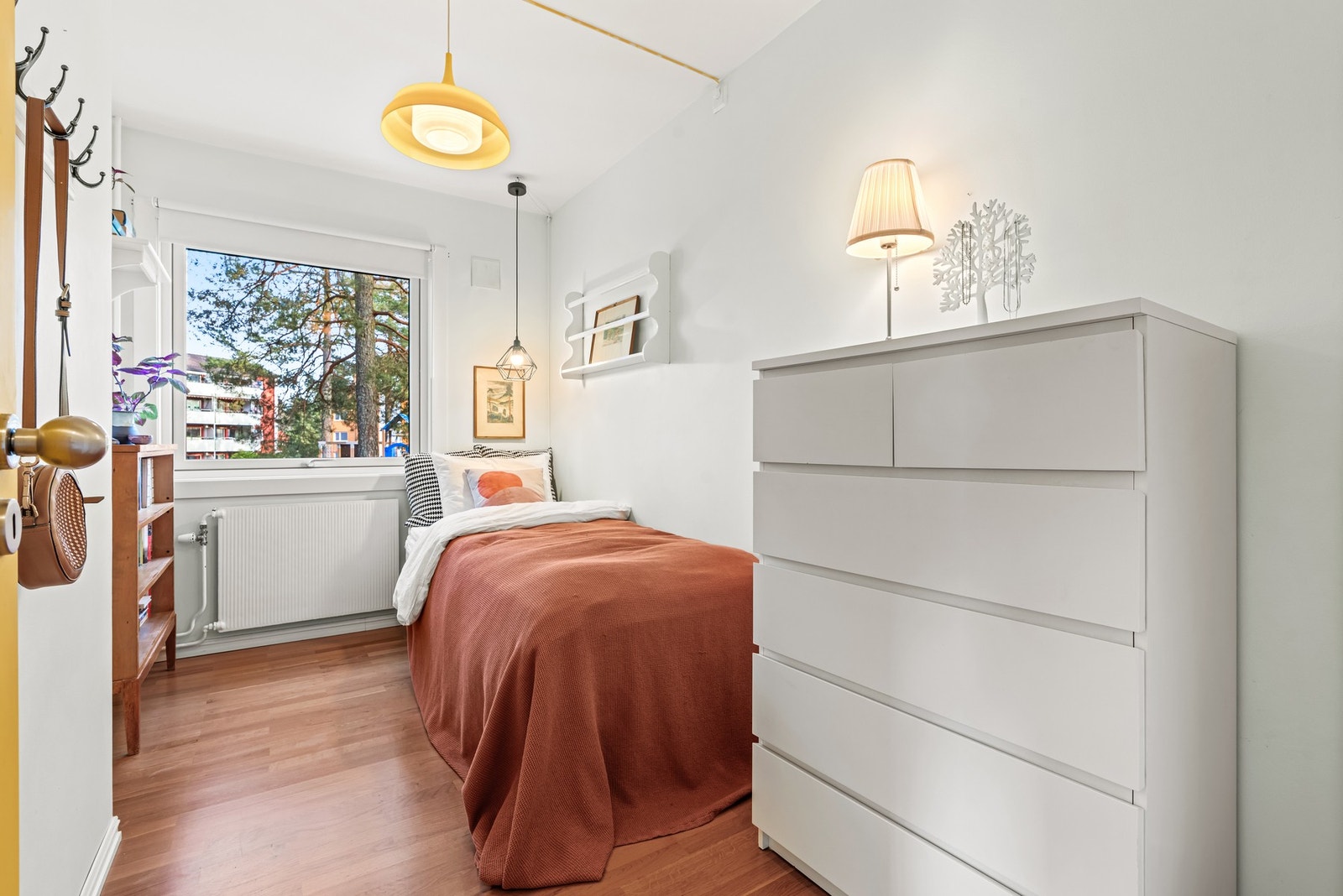 Det andre soverommet er også av god størrelse med fin plass til både sent og kontorpult. Galleribilde