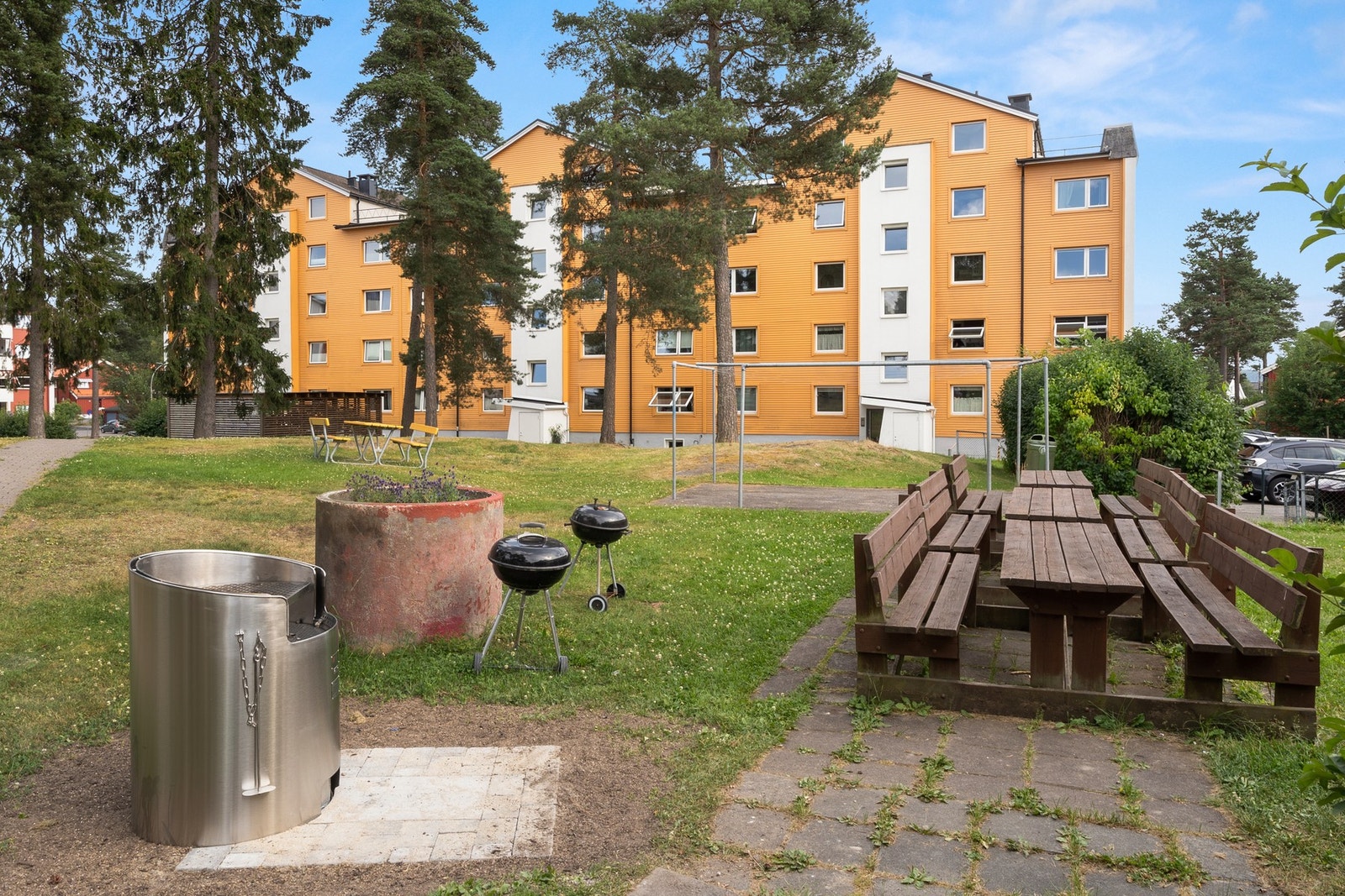 Borettslaget har asfalterte internveier, og er opparbeidet med flere sittegrupper for felles anvendelse. Galleribilde