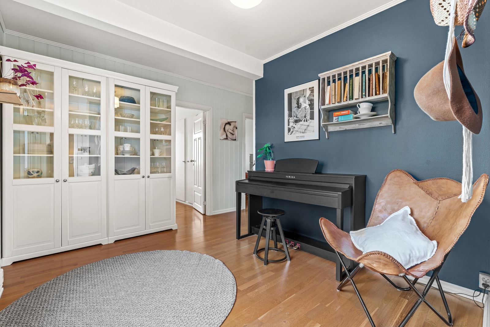 Det er montert helt nytt dørcalling-anlegg med kamera ved inngangsdøren. Galleribilde