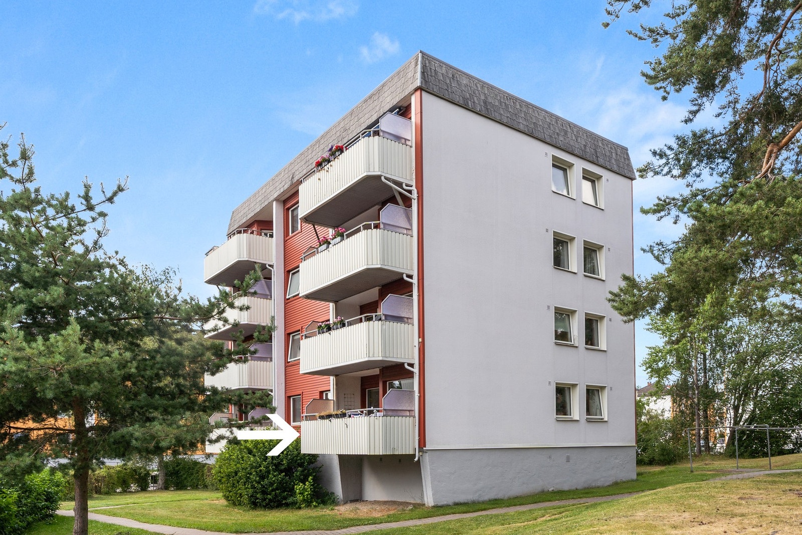 Leiligheten ligger plassert på enden i byggets første etasje og vender ut mot pent opparbeidede grøntarealer. Beboere har tilgang på felles sykkelrom, det er også flere felles vaskerier i borettslaget. Galleribilde