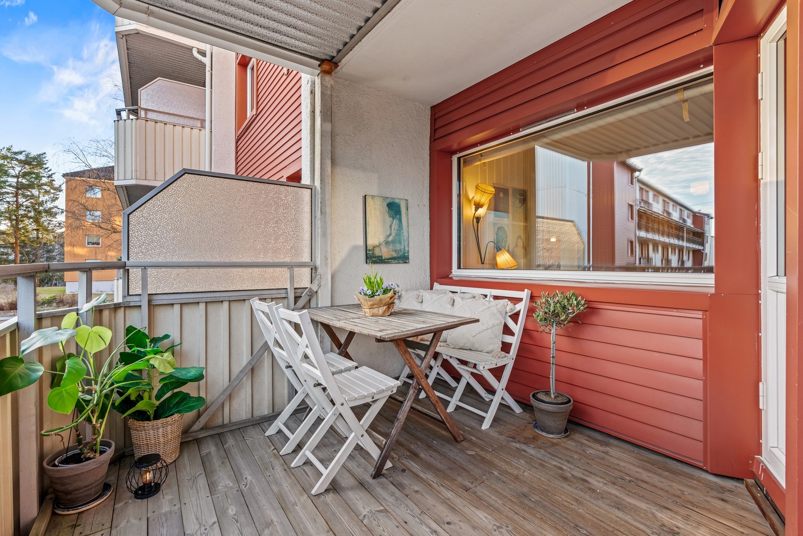 Det er god plass til å innrede med ønsket utemøblement, slik at man kan nyte sommerdagene med komfort. Galleribilde