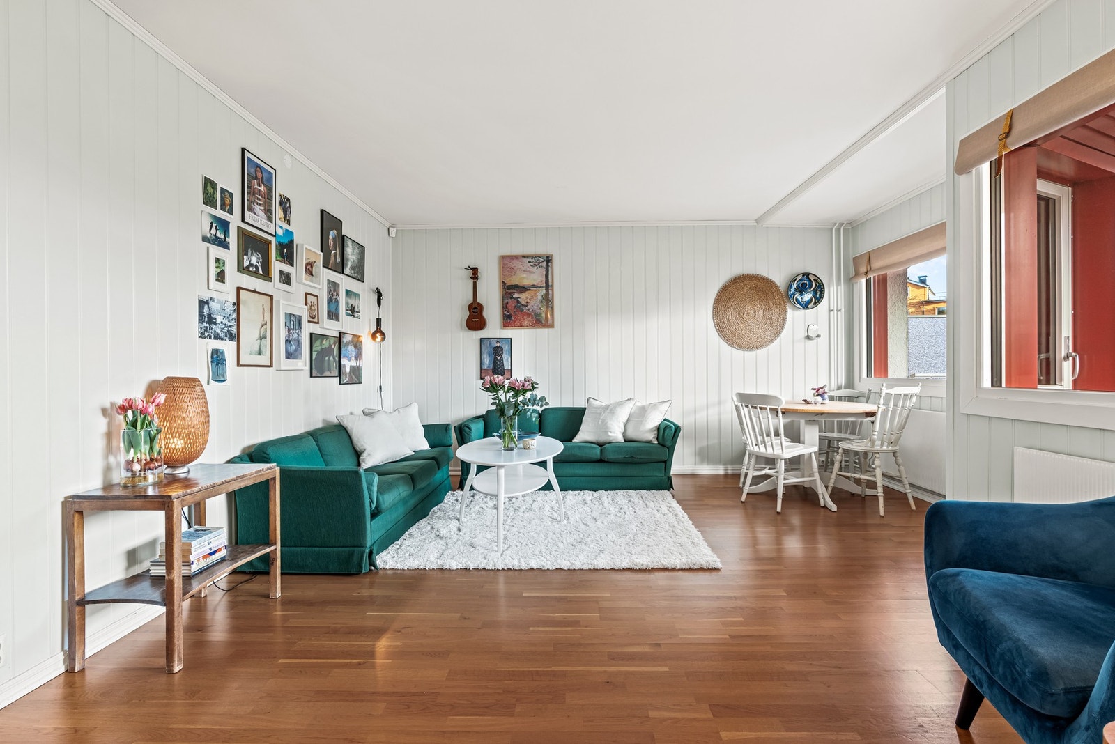 I 2011 ble hele det elektriske anlegget rehabilitert, og det er varmekabler under alle gulv. Alle termostater er nye fra Devi i 2026, og kan styres via en app. Galleribilde