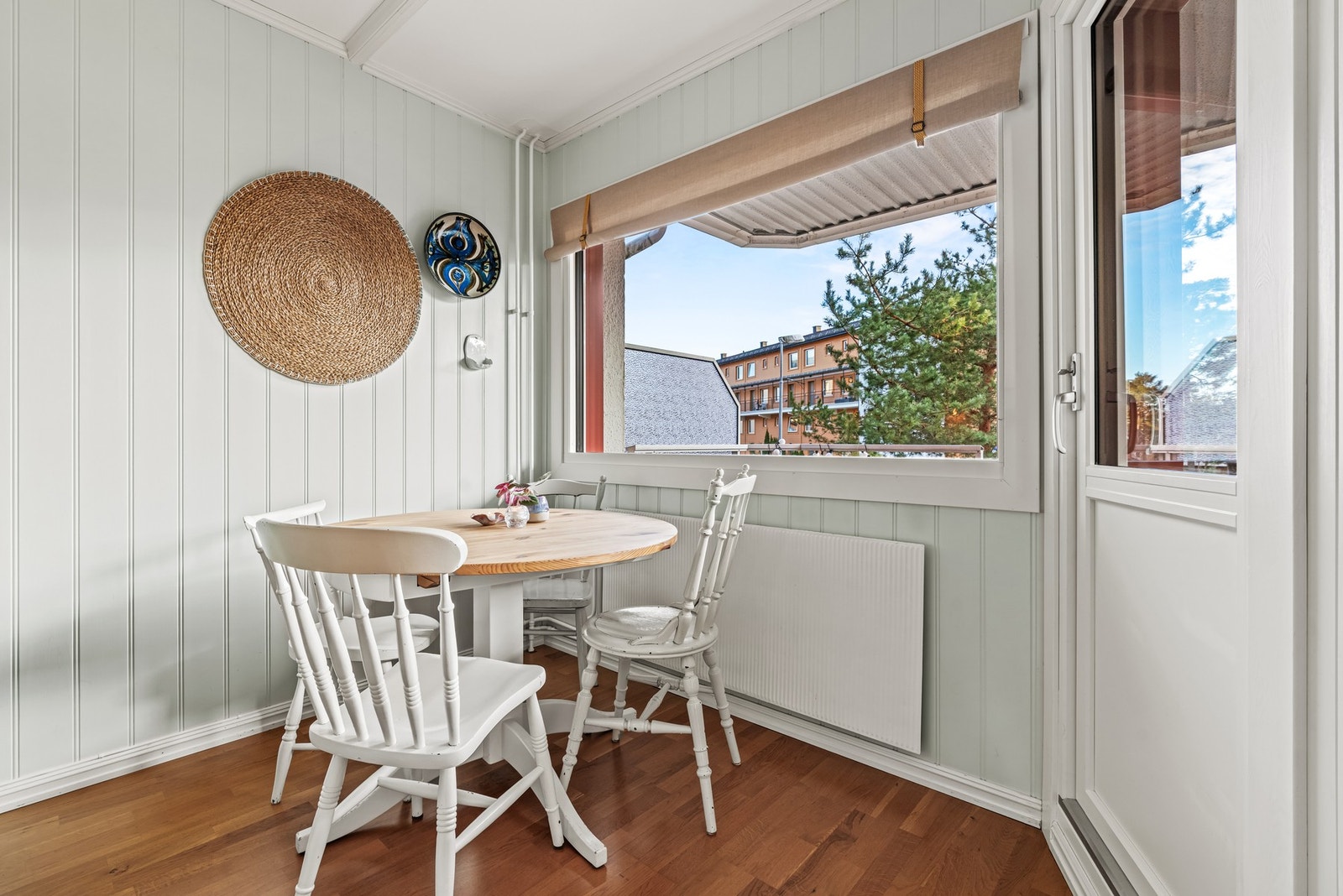 I sonen mot vinduet og balkongen passer det utmerket å innrede med et spisebord. Galleribilde