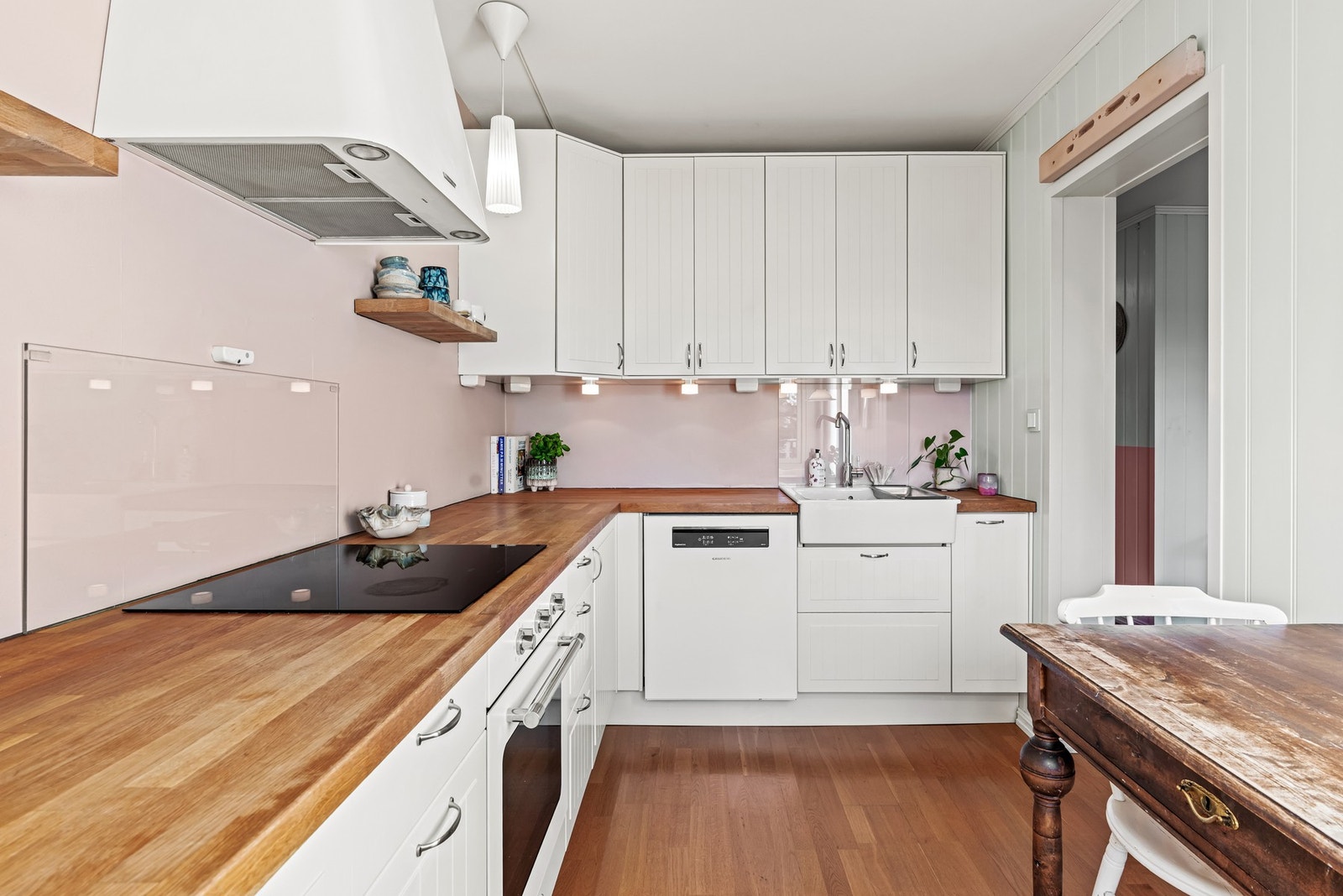 Rommet har eikeparkett på gulvet og lysmalte vegger. Innredningen har lyse, profilerte fronter og benkeplater av heltre . Galleribilde