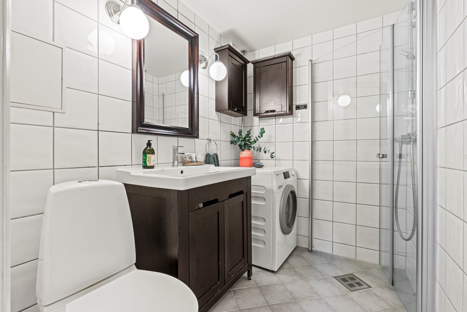 Badet ble rehabilitert i regi av borettslaget i 2008/09. Rommet har lyse fliser, gulvvarme og opplegg for vaskemaskin, samt et dusjhørne med innfellbare glassvegger. Galleribilde