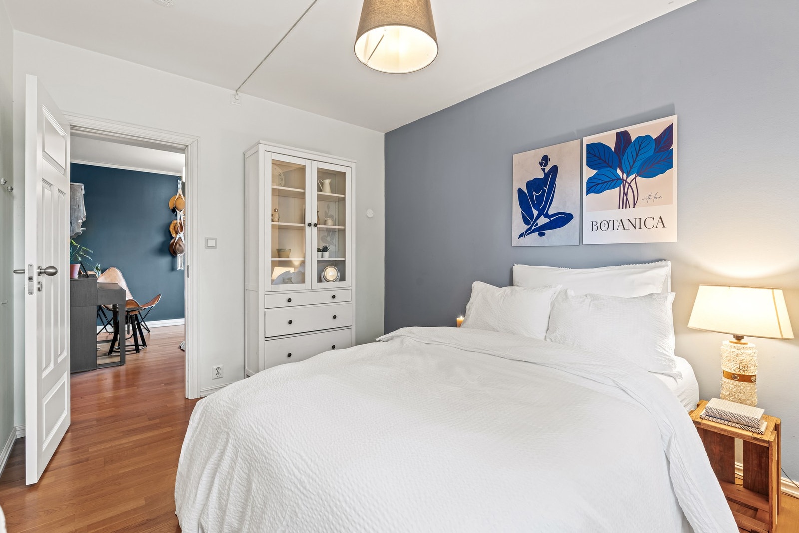 Rommet er lyst og luftig med eikeparkett på gulvet og behagelige toner på veggene. Galleribilde