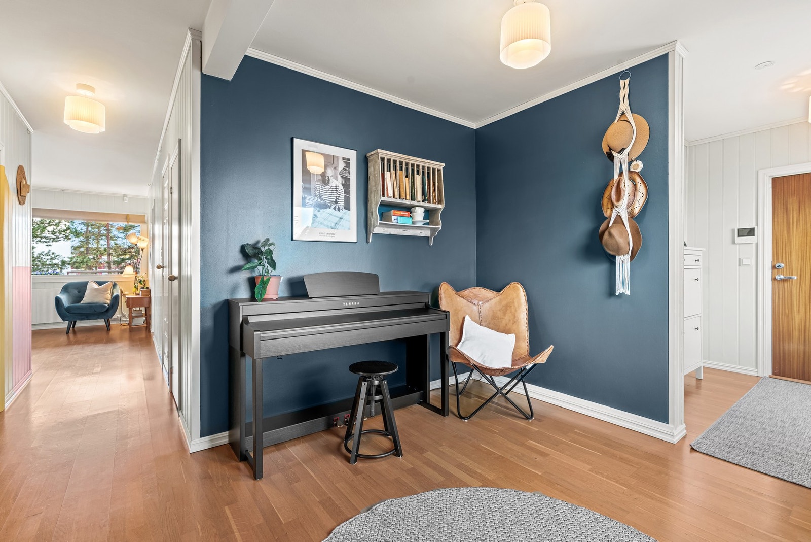 Leligheten har både en entrè og en romslig mellomgang. Gangen er meget romslig og har fin plass til å innredes med garderobeskap. Galleribilde